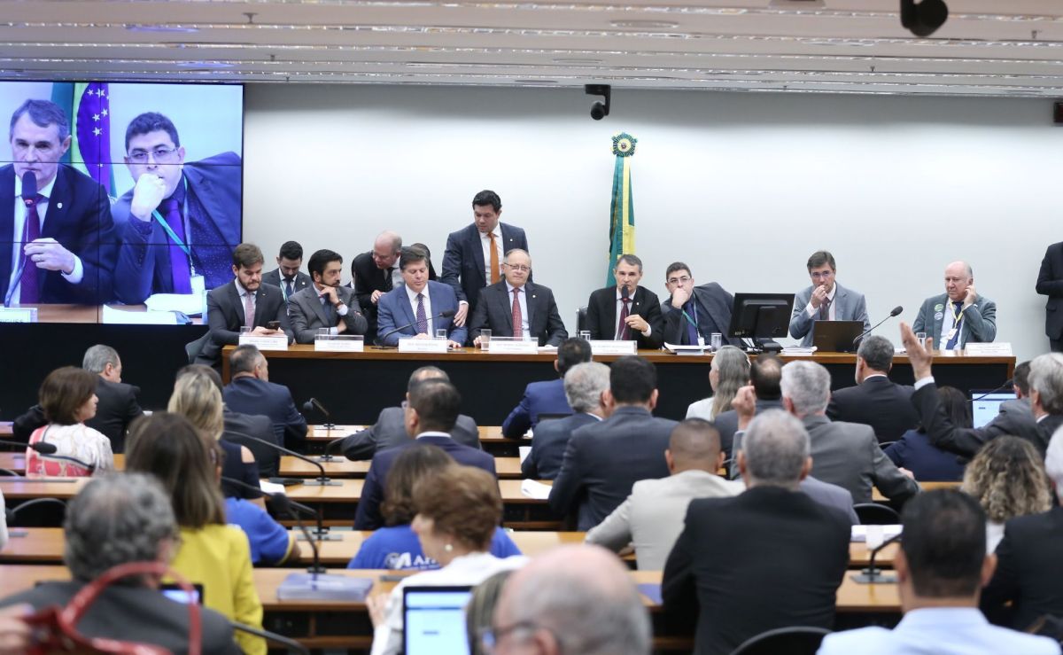 Comissão aprova PEC sobre renegociação de dívidas de municípios