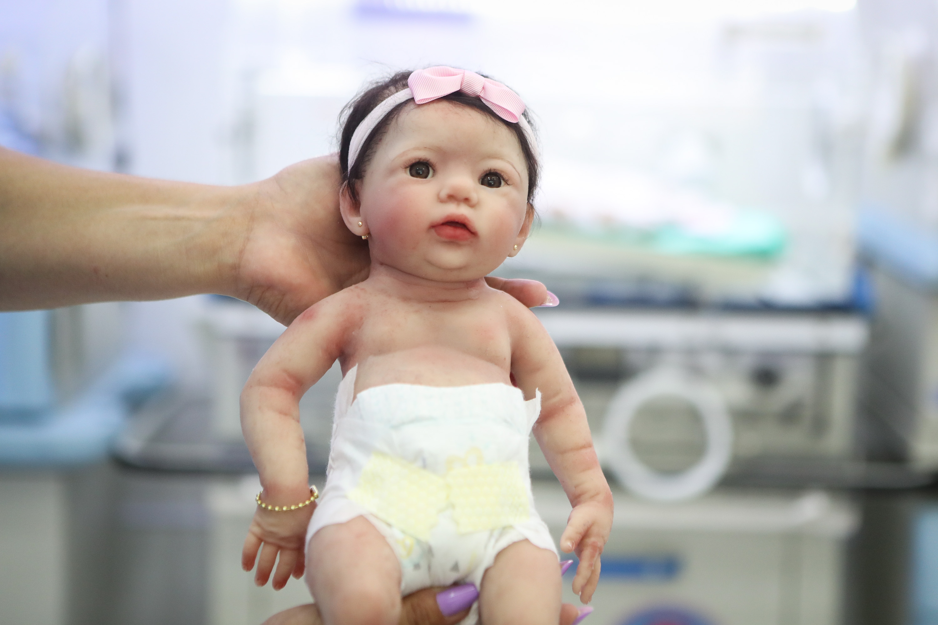 Deputados protocolam PLS para proibir atendimento de ‘bebê reborn’ no SUS