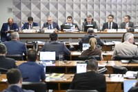 Ex-coordenador do INSS é levado pela Polícia Legislativa para depor na CPI